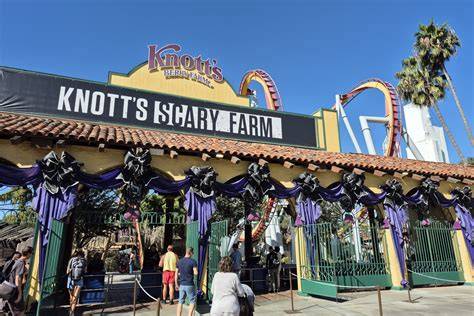 knott s berry farm crowd calendar